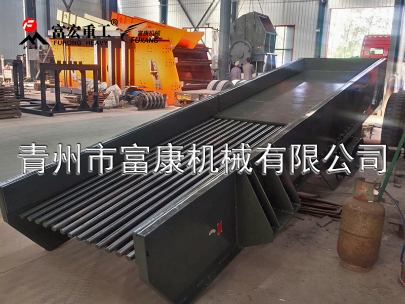 振動給料機又稱振動喂料機，振動給料機在生產(chǎn)流程中，可把塊狀、顆粒狀物料從貯料倉中均勻、定時、連續(xù)地給到受料裝置中去，在砂石生產(chǎn)線中可為破碎機械連續(xù)均勻地喂料，并對物料進行粗篩分，廣泛用于冶金、煤礦、選礦、建材、化工、磨料等行業(yè)的破碎、篩分聯(lián)合設(shè)備中。