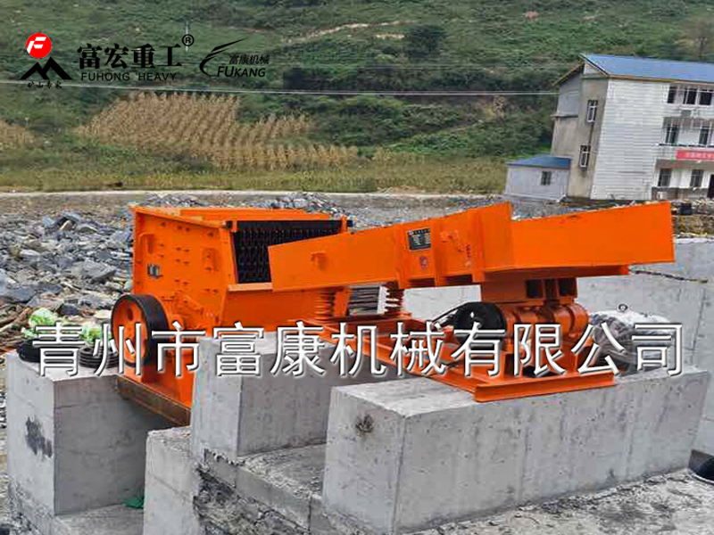 振動給料機又稱振動喂料機，振動給料機在生產(chǎn)流程中，可把塊狀、顆粒狀物料從貯料倉中均勻、定時、連續(xù)地給到受料裝置中去，在砂石生產(chǎn)線中可為破碎機械連續(xù)均勻地喂料，并對物料進行粗篩分，廣泛用于冶金、煤礦、選礦、建材、化工、磨料等行業(yè)的破碎、篩分聯(lián)合設(shè)備中。